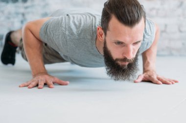egzersiz egzersiz adam itme göğüs pazı eğitim ups