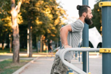egzersiz ve açık eğitim. paralel bar dips yapan erkek. Fitness ve sağlıklı yaşam tarzı.
