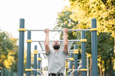 egzersiz egzersiz adam pull ups spor yaşam tarzı