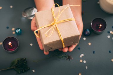El yapımı mevcut craft kağıt el hediye kutusu ödül