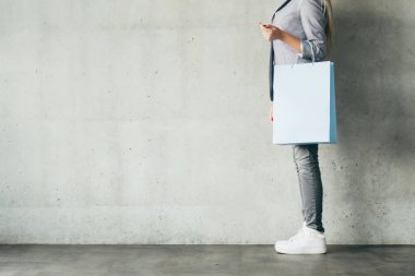 kese kağıdı tutan Satılık Alışveriş kadın