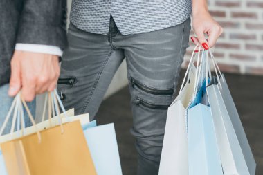 shopaholics yaşam tarzı adam kadın çantaları harcama