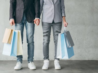 alışveriş eğlence casual adam kadın çift tutun çanta