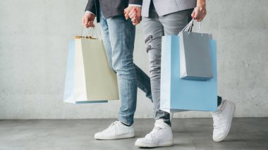 Alışveriş terapisi çift Holding çanta yürüyüş