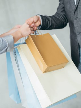 Online alışveriş teslimatçı geçmek çanta satın alma