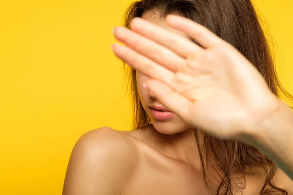 Mädchendecke Gesicht Privatleben Verweigerung Hand versteckt — Stockfoto