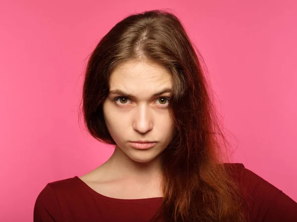 Záďové piercing vypadat vážně křížové dívka emoce — Stock fotografie