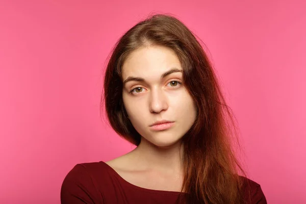 Faccia da poker mancanza di emozione indifferente freddo ragazza ghiacciata — Foto Stock