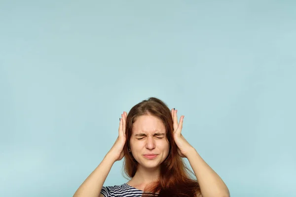 Rifiuto sentire donna coprire le orecchie chiudere gli occhi — Foto Stock