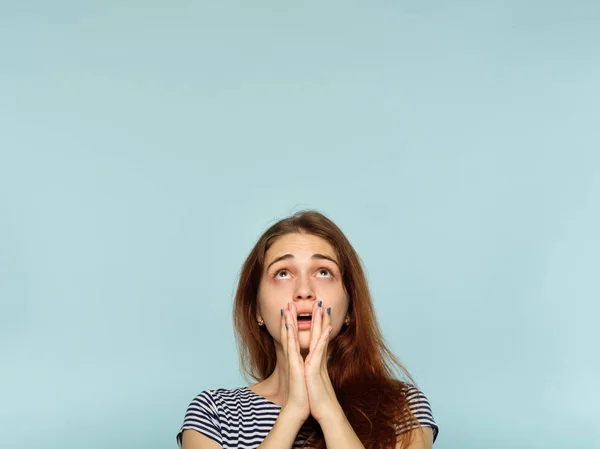 Emoción abrumado mujer impactada mirar por encima — Foto de Stock