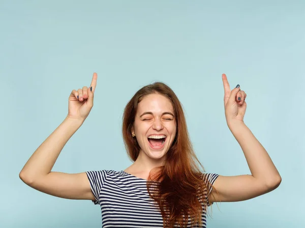 Emoção alegre alegre menina sorriso ponto acima da cabeça — Fotografia de Stock