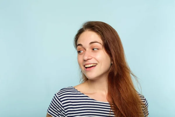 Emozione viso sorridente donna soddisfatto di sé soddisfatti — Foto Stock