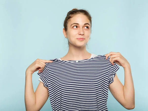 Compras moda roupas montagem menina tentando camisa — Fotografia de Stock