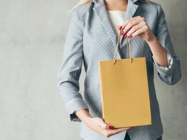 Brunt papper påse kvinna händer presenterar shopping — Stockfoto