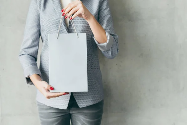 ショッピング ペーパー バッグ ストア販売を保持している女性 — ストック写真