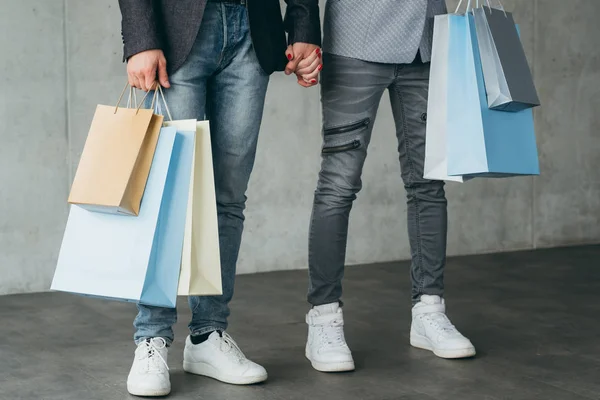 Par shopping fritid man kvinna anläggning väskor — Stockfoto