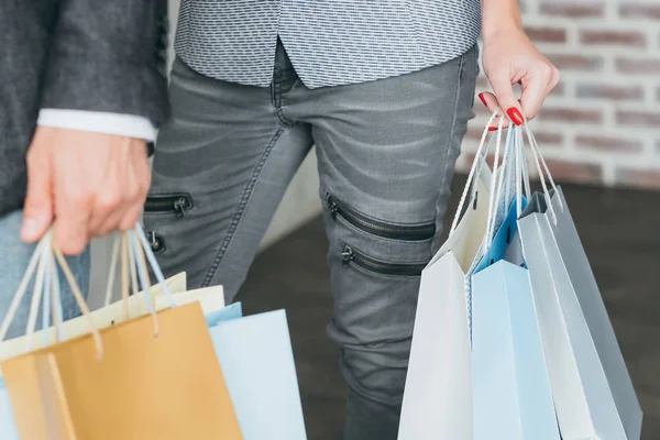Shopaholics yaşam tarzı adam kadın çantaları harcama — Stok fotoğraf