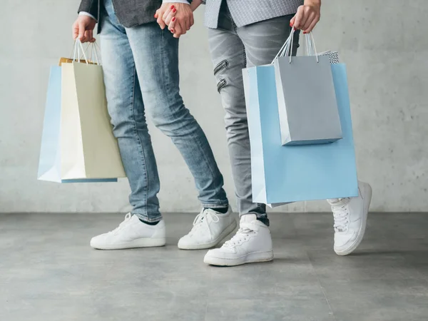 Navidad compras pareja casual ocio bolsas —  Fotos de Stock