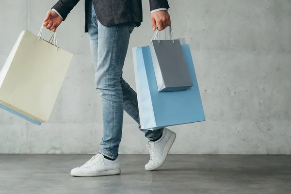 购物疗法男性休闲步行拿着袋 — 图库照片