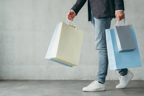Adicto a las compras consumismo estilo de vida hombre caminar bolsa —  Fotos de Stock