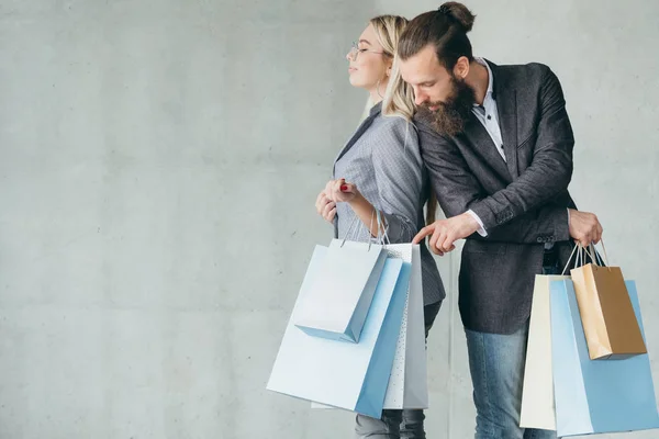 Curiosidad comprar adicto hombre interesado bolsas de compras — Foto de Stock