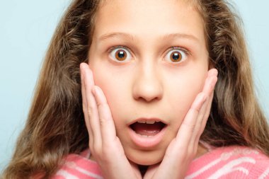 sürpriz şok kız yüz duygusal kavramak