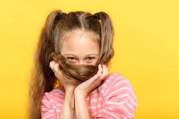 Lustige verspielte unbeschwerte Mädchen täuschen Haar Schnurrbart — Stockfoto