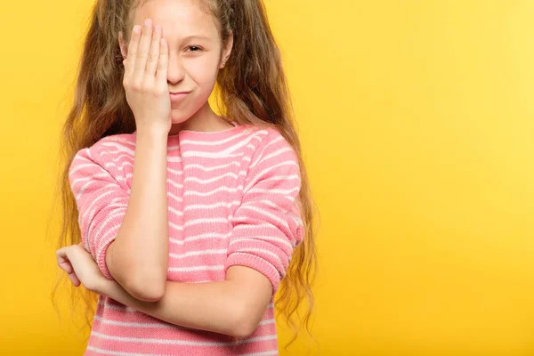 Augenuntersuchung Mädchen decken Auge Hand Ophthalmologie — Stockfoto