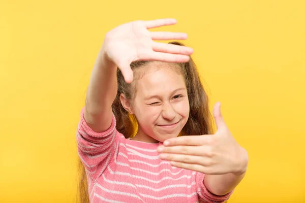 Mädchen geben vor, Foto Hände Rahmen Kunst Hobby — Stockfoto