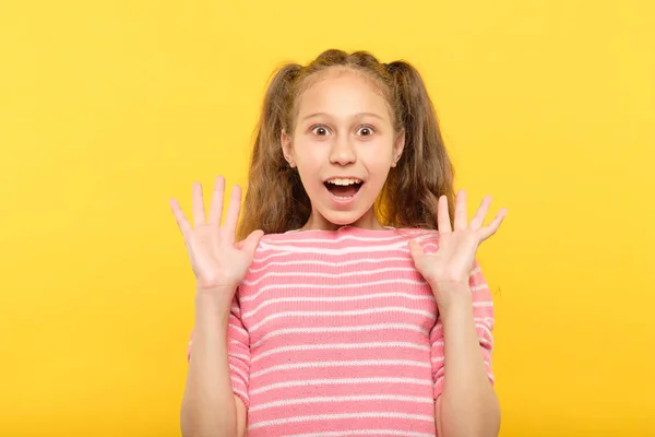 Überraschtes erstaunter Mädchen emotionales Gesicht — Stockfoto