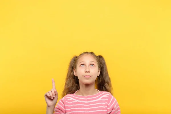 Olhar acima menina ponto indicador dedo objeto virtual — Fotografia de Stock