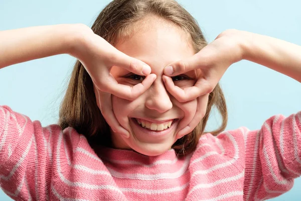 Divertido alegre juguetón chica mira mano binoculares —  Fotos de Stock