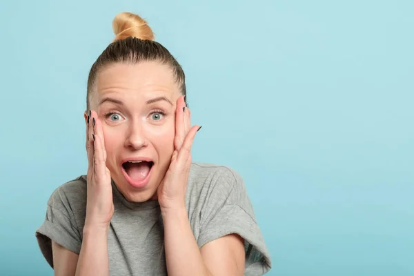 Förvånade chockad förvånad kvinna öppen mun — Stockfoto