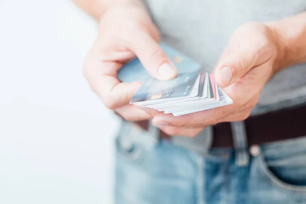 電子マネー取引男は、クレジット カードを保持します。 — ストック写真