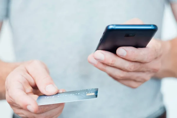 Carteira móvel aplicativo de pagamento digital telefone cartão de homem — Fotografia de Stock