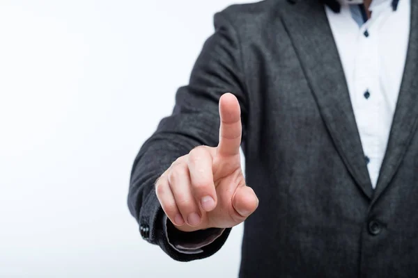 Hombre de negocios pulse el dedo índice botón invisible — Foto de Stock
