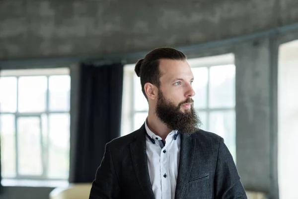 Homem de negócios retrato elegante barbudo espaço de escritório — Fotografia de Stock