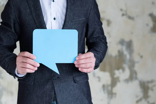 Чоловік тримає блакитну бульбашку мовлення бізнес в соціальних мережах — стокове фото