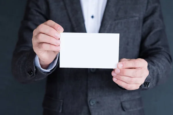 Papel branco em branco homem mãos cartão de visita vazio — Fotografia de Stock