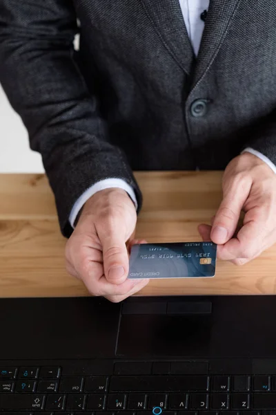 Hombre con tarjeta de crédito portátil de banca en línea — Foto de Stock