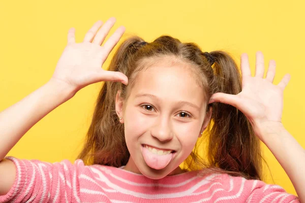 Κορίτσι να κολλήσει τη γλώσσα μορφασμούς παιδιάστικη συμπεριφορά — Φωτογραφία Αρχείου