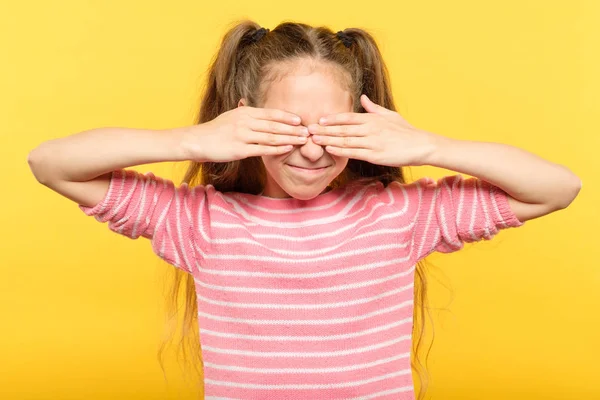 Sehen kein böses lächelndes Mädchen, das die Hände der Augen bedeckt — Stockfoto