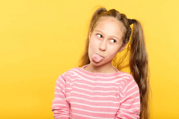 Ragasztás nyelvét ficánkolódnak gyerekes, huncut lány — Stock Fotó