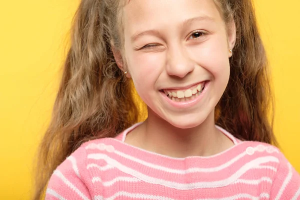 Niedliches lächelndes Mädchen zwinkert Kind unbeschwerten Lebensstil — Stockfoto