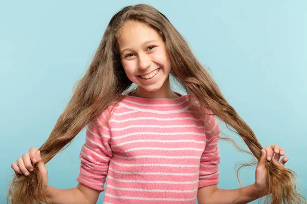 Usmívající se dospívající dívka prasečí ocásky vlasy bezstarostné — Stock fotografie