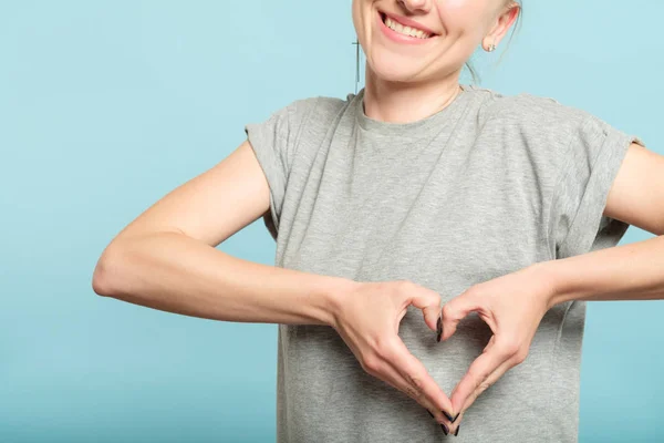 Усміхнена жінка у формі серця знак жесту рук — стокове фото