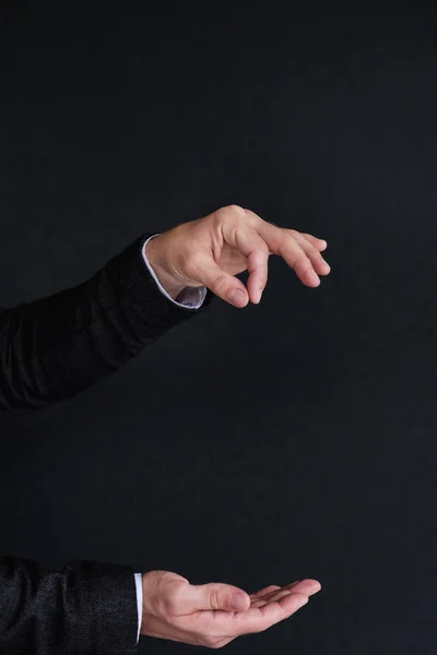 Las manos del hombre sostienen la cadena de objetos virtuales espacio vacío — Foto de Stock