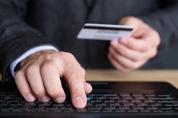 Mężczyzna ręce karty pisania laptop bankowości internetowej login — Zdjęcie stockowe