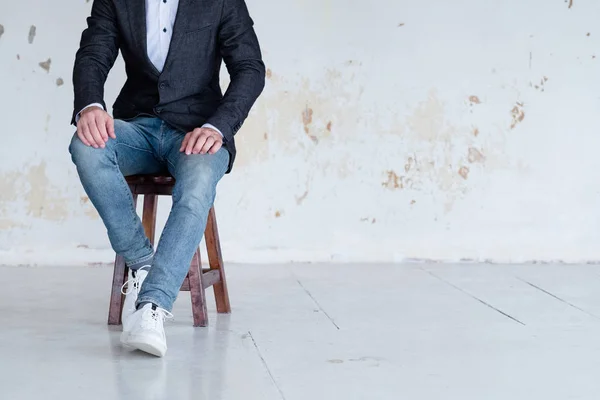 Homem jaqueta jeans sentar treinador de negócios confiante — Fotografia de Stock