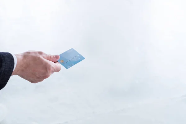 Kreditkort online åtgärden transaktion man hand — Stockfoto